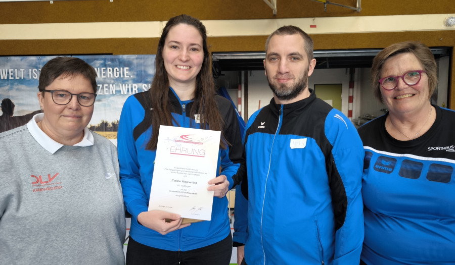 (v.l.) Melanie Berger, Caro Wachenfeld, 2. VfL-Vors. Nils Wiegand, Cheftrainerin Ulrike Kleinschmidt