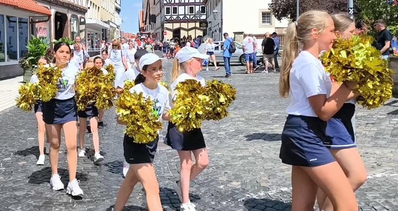 2 von 4 Bewertern wählen Cheerleader auf Platz 3