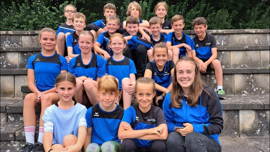 Trainerin Celina Weiershäuser mit ihrer erfolgreichen Truppe