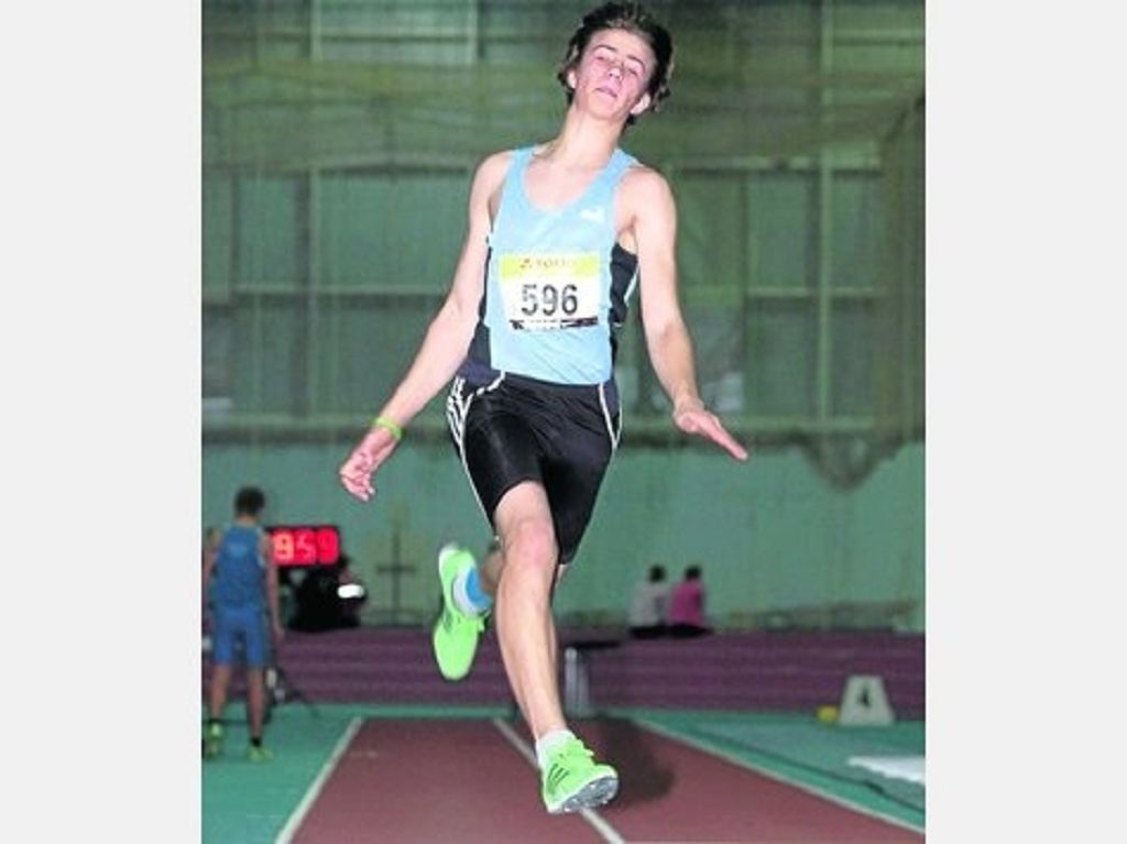 Auf dem Weg in die Sandgrube: Eike Kratzsch glänzte im Weitsprung mit 5,71 Metern. Der Wolfhager holte bei den Nordhessischen Hallenmeisterschaften in Bad Sooden-Allendorf vier Medaillen. Foto:  Humme