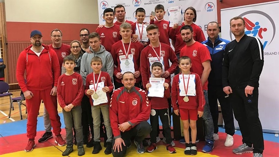 Erfolgreiche Wölfe mit ihren Betreuern