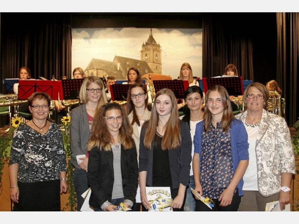 Aushängeschild: Für ihre Erfolge auf Landes- und Bundesebene ehrte der VfL durch die Vorsitzende Monika Jakob (links) und Spartenleiterin Ulrike Kleinschmidt (rechts) die Leichtathleten Lisa Spangenberg, Jana Kratzsch, Bettina Klapp (hinten, von links), Lara Meyer, Juliane Fuchs und Lisa Fuhr (vorne). Fotos:  Michl