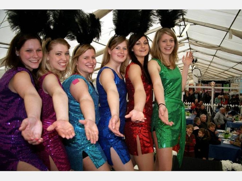 Sorgten für Stimmung auf der Bühne: Die Glitzergirls von der Leichtathletikabteilung des VfL Wolfhagen steuerten einen Tanz zum Programm des Branchenfensters bei. Und der kam beim Publikum gut an.