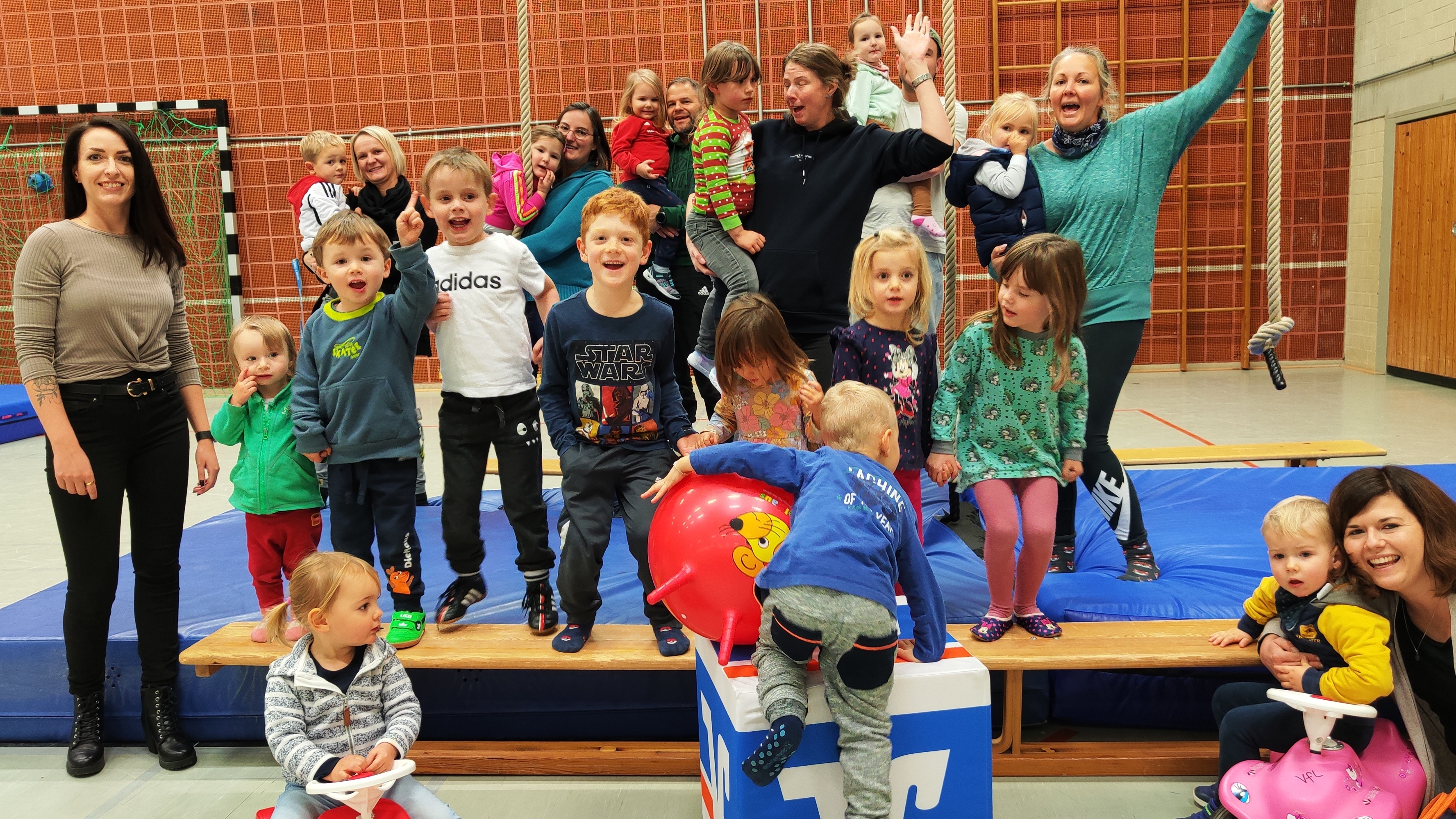 Erfolge bringen Herausforderungen: Einblick in das Eltern-Kind-Turnen
