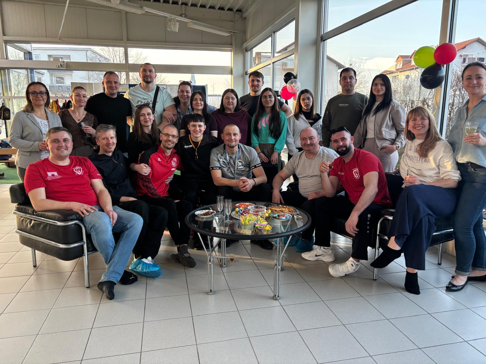 Bogdan inmitten von Eltern und Teamkameraden, die ihn bei der Rückkehr überraschten