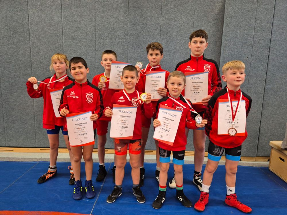 Unser Bild zeigt die stolzen Jungstars mit Urkunden und Medaillen