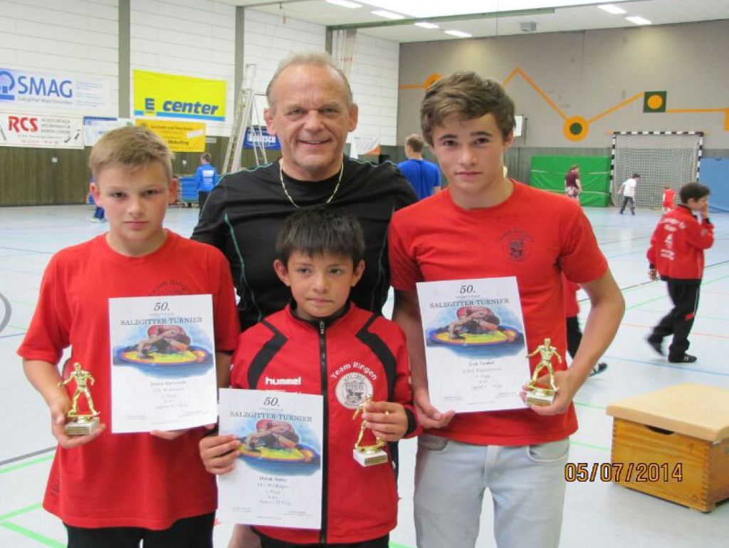 Die drei siegreichen Jungwölfe mit ihrem Betreuer Roland Görisch