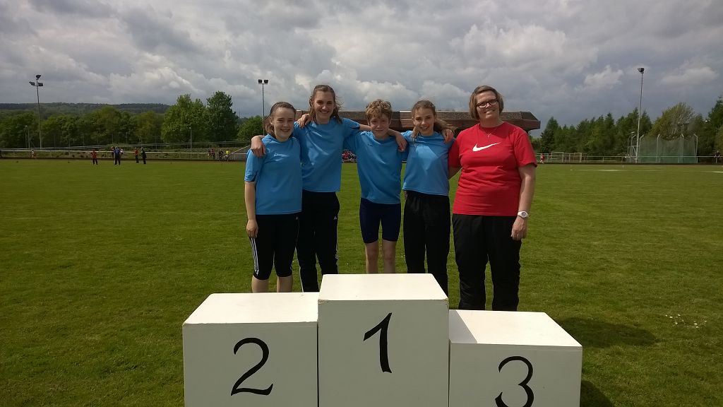 Unser Bild zeigt Celina, Lisa, Jonas und Lara mit der stolzen Trainerin Uli Kleinschmidt