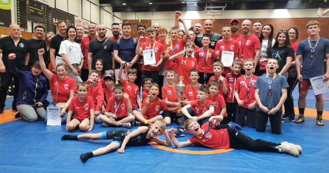 Wölfe mit fetter Beute bei internationalem Turnier