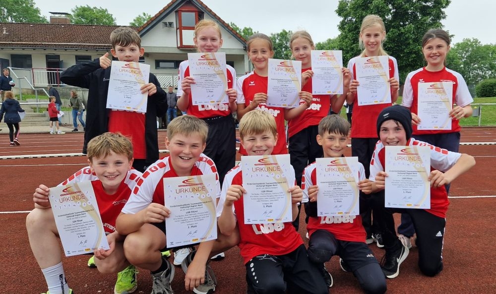 Tim, Nick und Sumea im Kreise ihres Teams