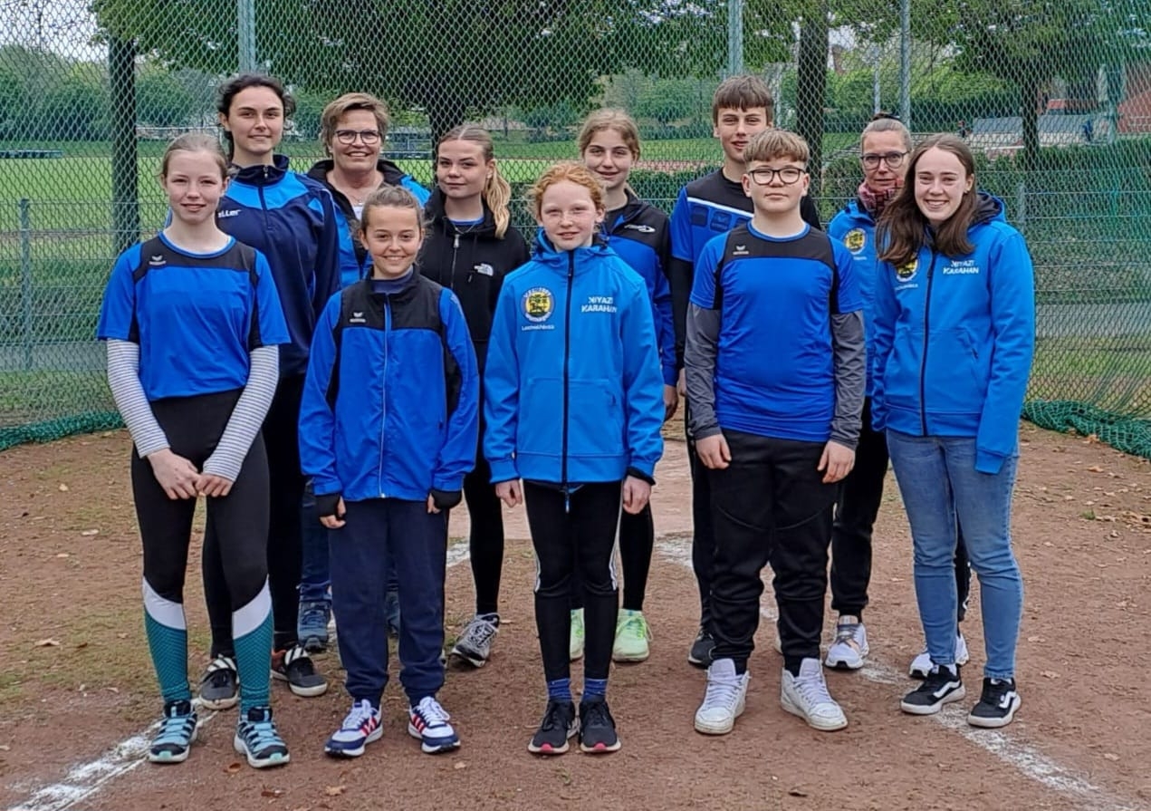 Die Trainerinnen Uli Kleinschmidt, Tanja Steinmetz und Celina Weiershäuser mit einem Teil ihrer Mannschaft