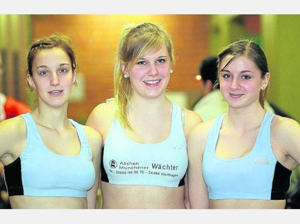Erfolgreiche Leichtathletinnen des VfL Wolfhagen bei den Nordhessischen Hallenmeisterschaften: Weitsprungsiegerin Jana Kratzsch, Lisa Beinsen und Juliane Fuchs (von links).