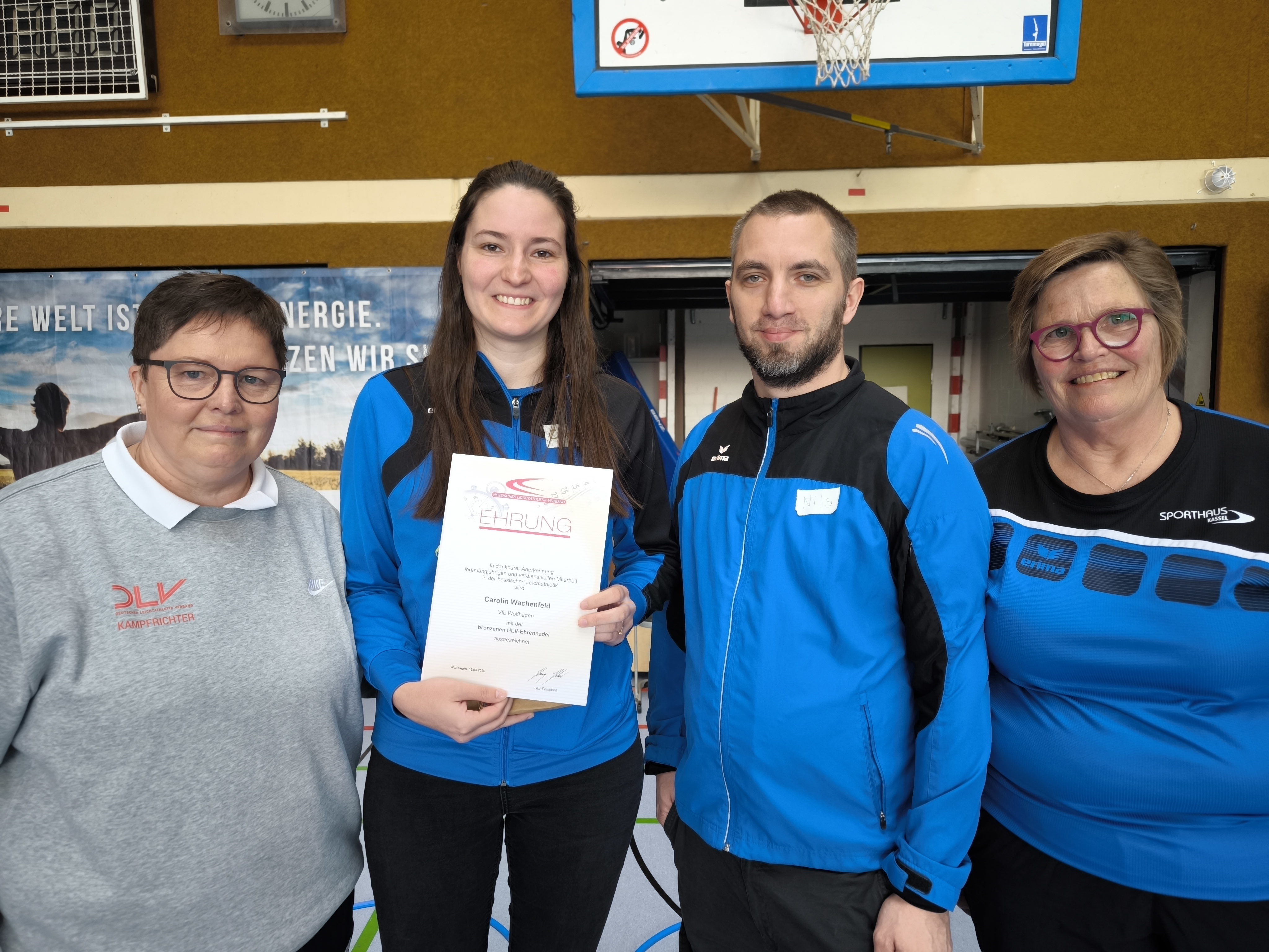 (v.l.) Melanie Berger, Caro Wachenfeld, 2. VfL-Vors. Nils Wiegand, Cheftrainerin Ulrike Kleinschmidt