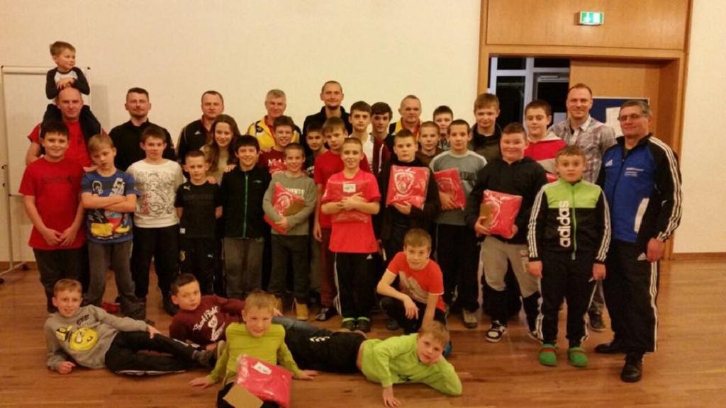 Die Wolfhager Ringer nehmen Abschied von ihren ungarischen Gästen. Als Gastgeschenk bekamen alle ungarischen Ringer ein Badetuch mit dem Wolfhager Ringerlogo.