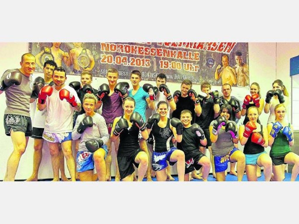 Ein starkes Team: (links hinten) Trainer Heinfried Wicke, Co-Trainer Vinicio Pflüger, Celio Bandurski (16 Jahre), Mathias Werning (20 Jahre), Jonas Dorok (18 Jahre), Richard Brikmann (18 Jahre), Ivan Rodin (19 Jahre), Nils Hillebrand (22 Jahre), Frederic Hillebrand (19 Jahre), Franziska Jürß (15 Jahre), Michelle Thill (15 Jahre). (links vorne) Sebastian Merz (32 Jahre), Carmen Janda (40 Jahre), Sina Nasemann (16 Jahre), Melanie Abel (19 Jahre), Pascal Hildebrandt (14 Jahre), Mehriban Batan (18 Jahre), Lucinda Pieritz (17 Jahre), Ronja Flore (15 Jahre).