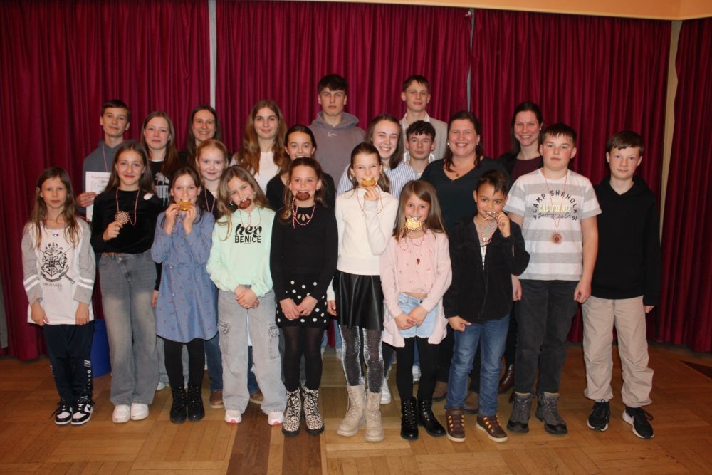 Sparkassen-Grand Prix: die erfolgreichen Kids und Jugendlichen mit den Trainerinnen/Betreuern. In der ersten Reihe präsentierten die jüngsten Kinder voller Stolz ihre Medaillen. 