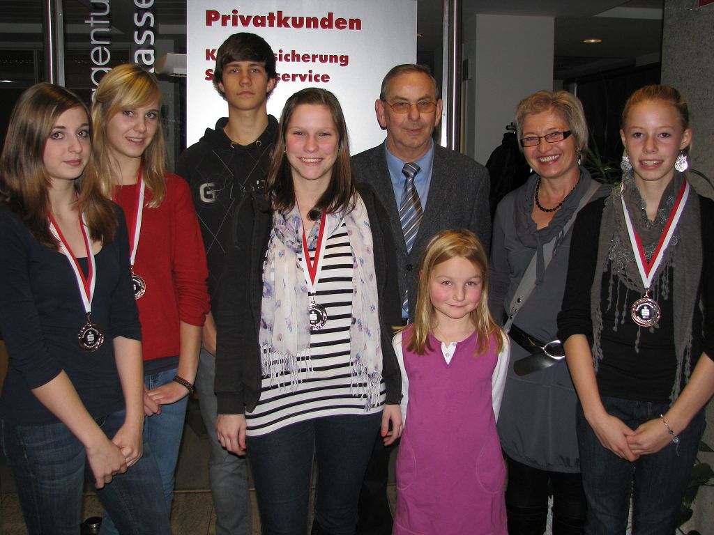 Die Leichtathleten des VfL Wolfhagen Juliane Fuchs, Lisa Beinsen, Eike Kratzsch, Rebecca Strunk, Schatzmeister Bodo Kratzsch, Isabel Tangel, Vorsitzende Monika Jakob und Leona Biermann. (zxb)